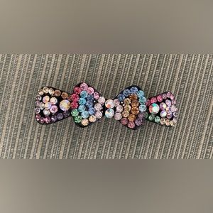 4 Hair clips and a hair tie